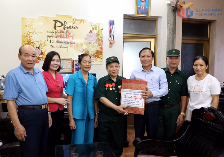 Lãnh đạo phường Uông Bí tặng quà cho gia đình chính sách.