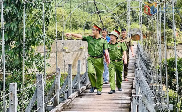 Công an xã Điền Xá đảm bảo ANTT ở những thôn xa trung tâm xã. Ảnh: Hằng Ngần