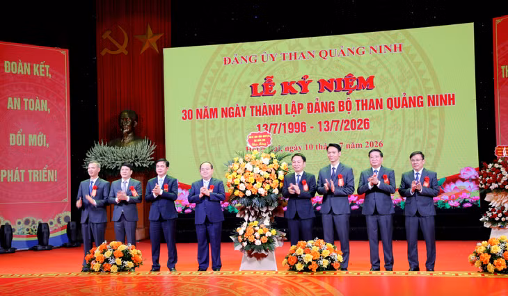 Đồng chí Quản Minh Cường, Ủy viên Trung ương Đảng, Bí thư Tỉnh ủy, Trưởng Đoàn ĐBQH tỉnh, tặng hoa của Tỉnh ủy, HĐND, UBND, Ủy ban MTTQ tỉnh chúc mừng Đảng bộ Than Quảng Ninh.
