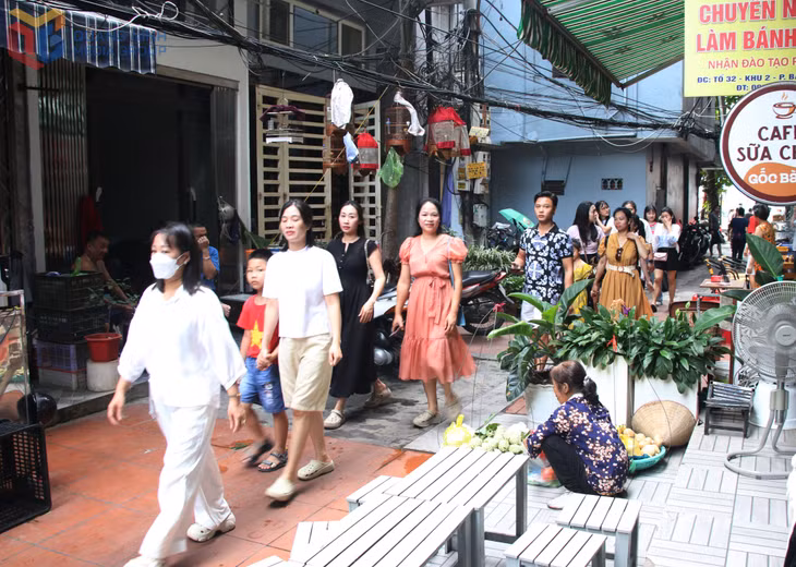 Phố Nhà Hát (phường Hồng Gai) luôn nhộn nhịp với thực khách trong và ngoài nước tìm đến trải nghiệm ẩm thực.