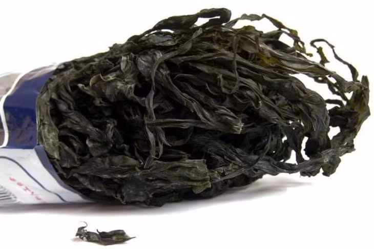 Rong biển là thực phẩm giàu i-ốt tốt cho sức khỏe tuyến giáp nếu dùng đúng cách.