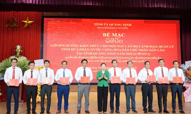 Đồng chí Vi Ngọc Bích, Ủy viên BTV Tỉnh ủy, Trưởng Ban Tổ chức Tỉnh ủy trao giấy chứng nhận cho các học viên.