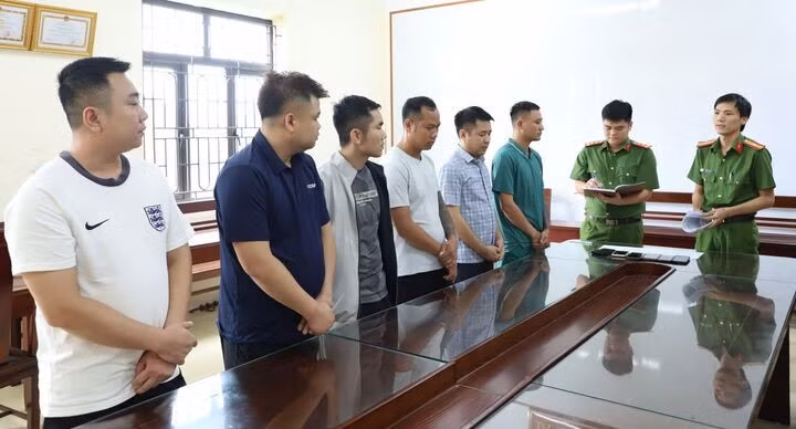 Các bị can trong đường dây cá độ bóng đá hơn 900 tỷ đồng tại cơ quan công an. (Ảnh: Công an Ninh Bình).