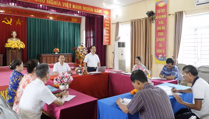 Chi uỷ khu Hà Lầm 1 (phường Hà Lầm) tổ chức họp triển khai nhiệm vụ ngay sau khi sắp xếp kiện toàn khu phố mới ngày 1/7.