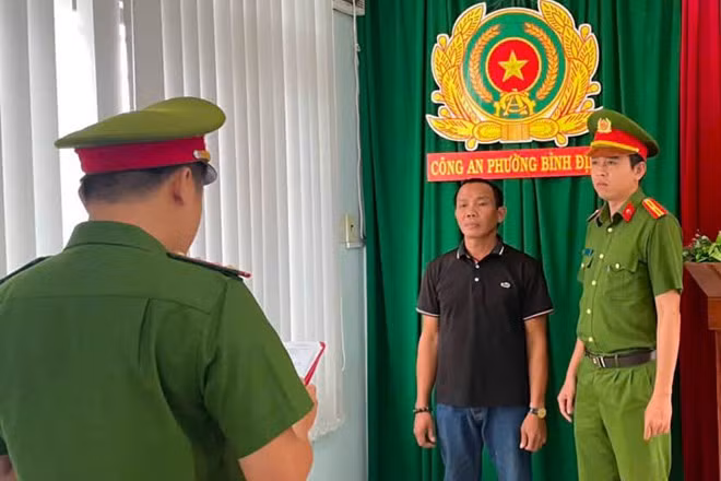 Cơ quan công an thi hành lệnh bắt tạm giam Mai Văn Hùng. Ảnh: Công an cung cấp