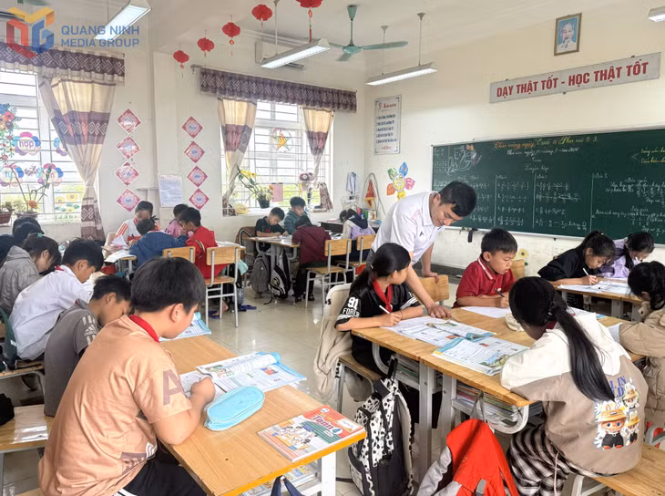 Giờ học môn toán của thầy và trò Trường TH&THCS Nam Sơn, xã Ba Chẽ. Ảnh: Hiểu Trân