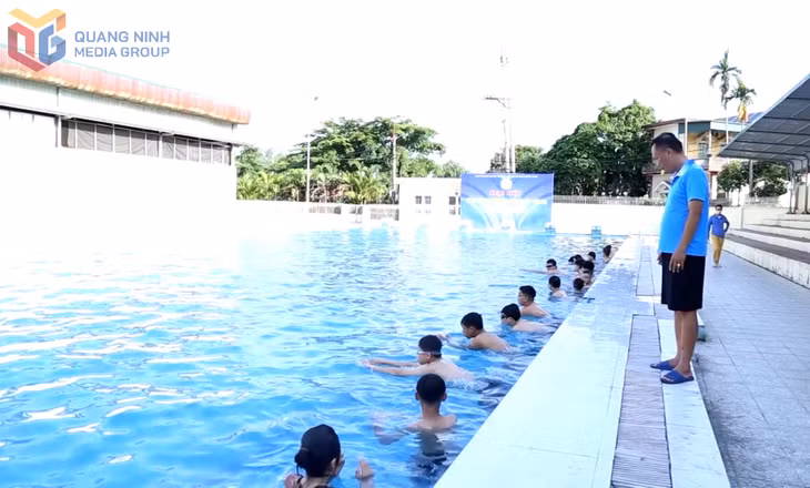Bể bơi miễn phí tại phường Đông Triều thu hút nhiều trẻ em tham gia.