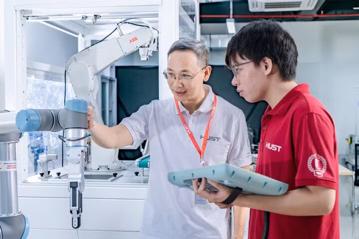 Mô hình hệ sinh thái đổi mới sáng tạo ngay trong trường đại học giúp sinh viên tiếp cận thực tiễn song song với lý thuyết chuyên môn. (Ảnh: HUST)