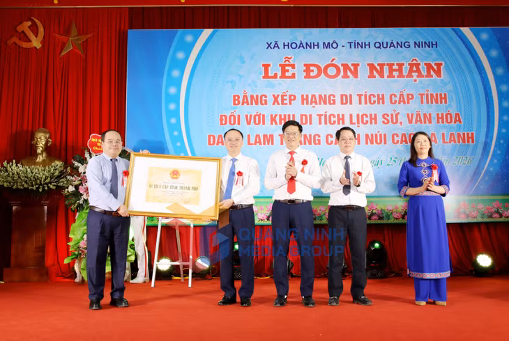 Đồng chí Quản Minh Cường, Ủy viên Trung ương Đảng, Bí thư Tỉnh ủy, Trưởng Đoàn ĐBQH tỉnh trao Bằng xếp hạng di tích cấp tỉnh đối với Di tích lịch sử, văn hóa và danh lam thắng cảnh núi Cao Ba Lanh cho xã Hoành Mô (7-2026). Ảnh: Thu Chung