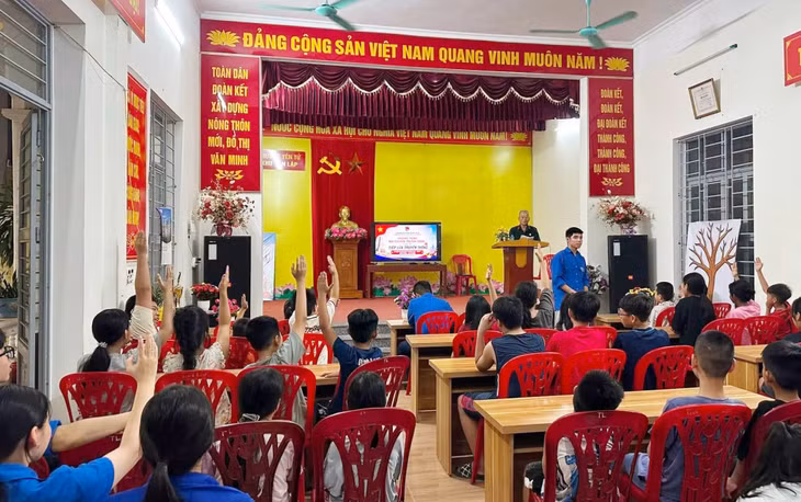 Đoàn viên, thanh thiếu nhi phường Yên Tử tham gia chương trình nói chuyện truyền thống 
