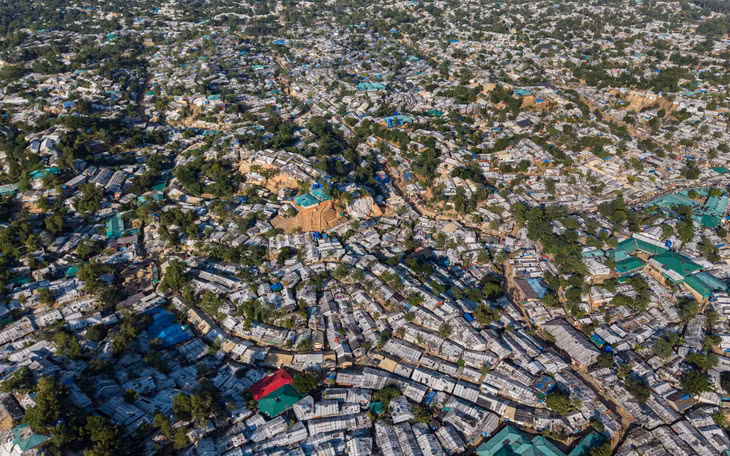 Trại tị nạn người Rohingya tại Cox's Bazar, Bangladesh. Điều kiện sống khó khăn cùng xung đột kéo dài khiến nhiều người Rohingya tiếp tục liều mình vượt biển, dẫn đến nhiều thảm kịch thương tâm. Ảnh: AP
