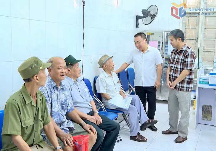 Lãnh đạo phường Hồng Gai ân cần trò chuyện, hỏi han, động viên những người có công trong quá trình khám sức khỏe.
