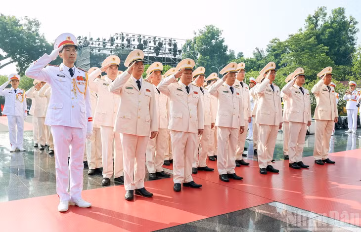 Đoàn đại biểu Đảng ủy Công an Trung ương - Bộ Công an tưởng niệm các Anh hùng liệt sĩ.