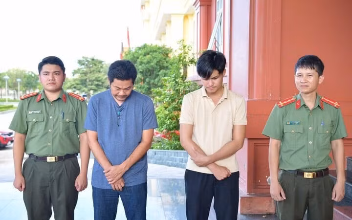 Ân và Cường (từ trái sang phải) thời điểm bị bắt giữ. (Ảnh: CACC)