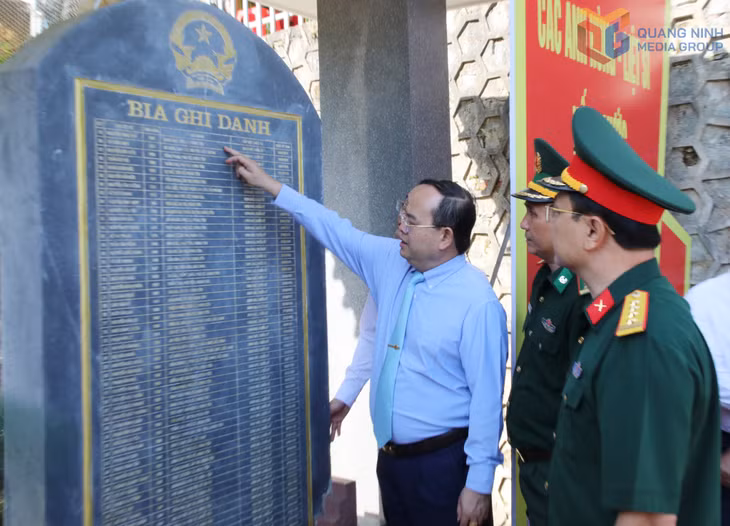 Đồng chí Bí thư Tỉnh ủy thăm bia ghi danh các Anh hùng liệt sĩ hy sinh tại Cao Ba Lanh.