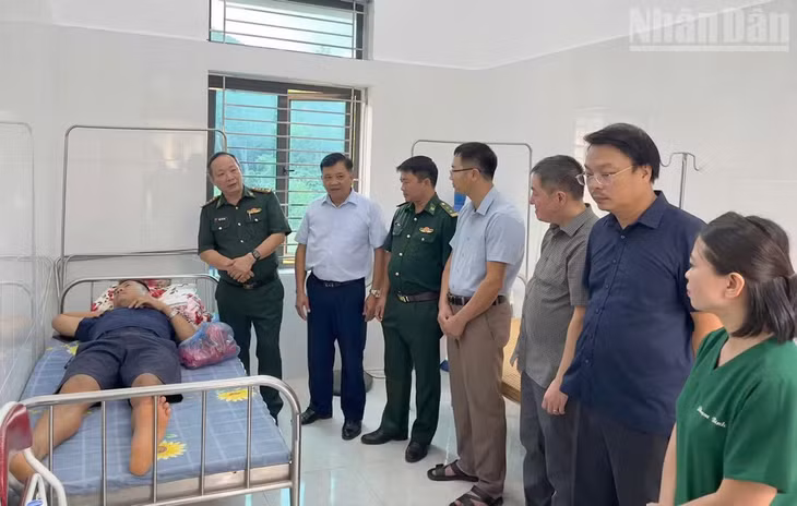 Đồng chí Phạm Thái Hòa cùng các đơn vị, cấp ủy, chính quyền xã Lóng Sập thăm hỏi, động viên Thiếu tá Tống Duy Tân.