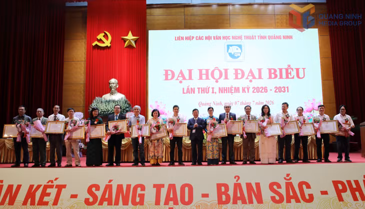 Các cá nhân được tặng Bằng khen của Liên hiệp các Hội Văn học Nghệ thuật Việt Nam.