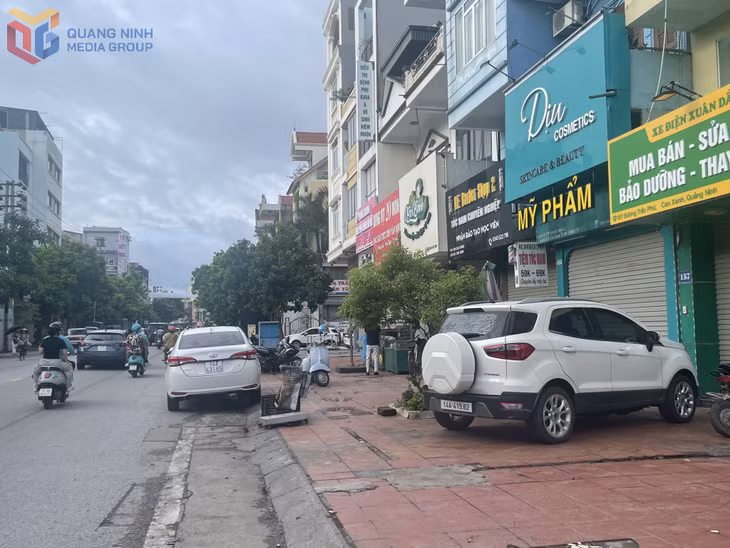 Vỉa hè dành cho người đi bộ trên địa bàn phường Cao Xanh bị phương tiện xe ô tô đỗ lấn chiếm. (Ảnh chụp ngày 7/7/2026)