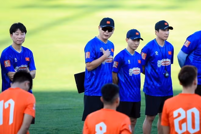 Huấn luyện viên Kim Sang-sik chia sẻ về tình hình lực lượng và kế hoạch tập luyện sắp tới của tuyển Việt Nam. Ảnh: Minh Dân