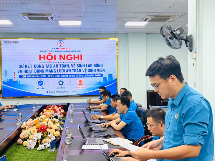 Đồng chí Trần Hồ Thành, Ủy viên Ban Thường vụ Công đoàn Công ty, Phó Trưởng phòng Kỹ thuật và An toàn trình bày Báo cáo sơ kết công tác ATVSLĐ và hoạt động mạng lưới ATVSV 6 tháng đầu năm 2026.
