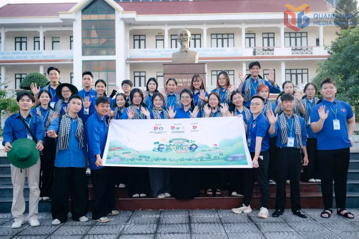 CLB Sinh viên tình nguyện Trường Đại học Hạ Long ra quân tại xã Hoành Mô.