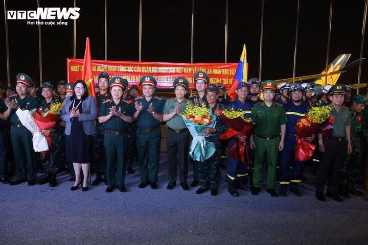 Lãnh đạo Bộ Công an, Bộ Quốc phòng cùng đồng đội chờ đón 124 cán bộ, chiến sĩ Đoàn CNCH Việt Nam trở về nước.