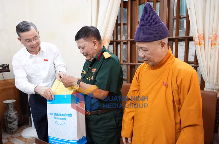 Thay mặt ĐBQH tỉnh, đồng chí Ngô Văn Tuấn, Ủy viên BCH Trung ương Đảng, Bộ trưởng Bộ Tài chính, ĐBQH tỉnh, tặng quà cho thương binh Hà Xuân Hới (phường Việt Hưng) (7-2026). Ảnh Cao Quỳnh