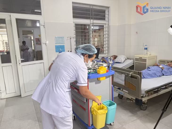 Nhân viên y tế Bệnh viện Đa khoa khu vực Quảng Yên phân loại chất thải y tế tại nguồn trước khi thu gom, xử lý theo quy định.