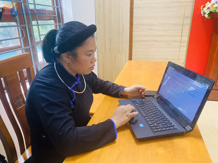 Chị Lã Thị Hồng, Bí thư Chi bộ thôn Phong Dụ (xã Tiên Yên), sử dụng các ứng dụng số để làm báo cáo phục vụ công tác Đảng.
