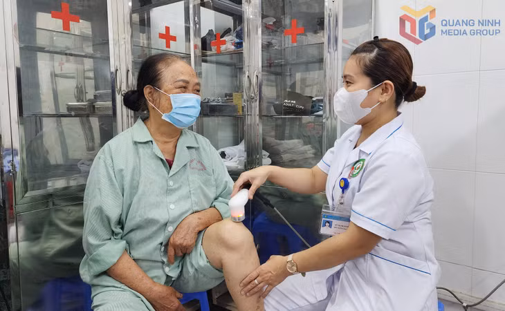 Điều dưỡng Bệnh viện Y dược cổ truyền Quảng Ninh sử dụng máy siêu âm điều trị vùng khớp gối cho người bệnh.