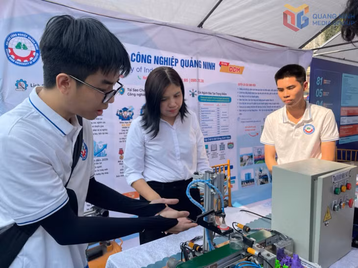 Học sinh tìm hiểu về các gian hàng tư vấn tuyển sinh tại Ngày hội tư vấn mùa thi, định hướng nghề nghiệp năm 2026 do Ban Thường vụ Tỉnh Đoàn phối hợp với Sở Giáo dục và Đào tạo tổ chức.