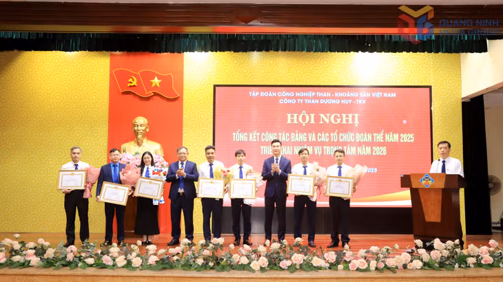 Bí thư Chi bộ PXKTCGH01 (thứ 2, phải sang) nhận giấy khen Chi bộ hoàn thành xuất sắc nhiệm vụ năm 2025.