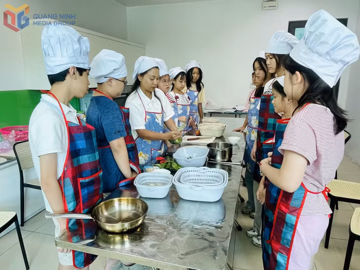 Lớp học nấu ăn tại Cung Văn hóa thanh, thiếu nhi Quảng Ninh hè 2026.