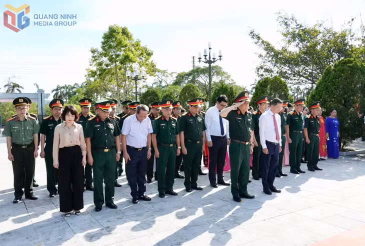 Các đại biểu dành một phút mặc niệm thành kính tưởng nhớ công lao to lớn của các Anh hùng liệt sĩ đã hy sinh vì độc lập dân tộc tại Nghĩa trang Liệt sĩ Móng Cái.