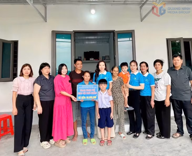 Hội LHPN phường Móng Cái 3 đã kết nối CLB Doanh nghiệp nữ và các tiểu thương trên địa bàn hỗ trợ 50 triệu đồng xây dựng nhà ở cho gia đình bà Nguyễn Thị Đăng (SN 1957), hội viên có hoàn cảnh khó khăn tại khu phố Hải Đông 2.