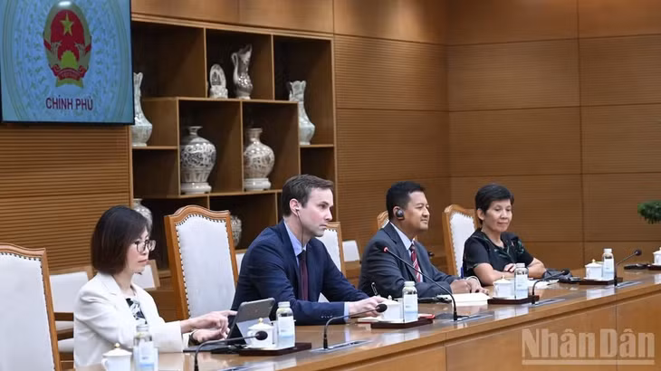 Đoàn đại biểu IMF tham dự buổi tiếp. (Ảnh: TRẦN HẢI)