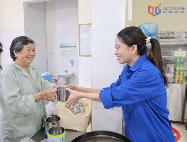 Đoàn viên thanh niên Bệnh viện Y dược cổ truyền Quảng Ninh trao những suất cháo từ chương trình “Nồi cháo nhân ái” đến người bệnh.