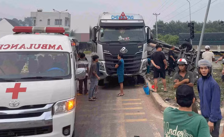 Lực lượng chức năng cùng người dân nhanh chóng có mặt đưa các nạn nhân ra bên ngoài và đưa đi cấp cứu. Ảnh: Bạn đọc cung cấp
