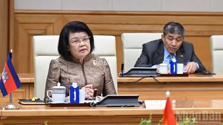 Chủ tịch Quốc hội Campuchia Samdech Khuon Sudary phát biểu ý kiến tại buổi tiếp. (Ảnh: TRẦN HẢI)