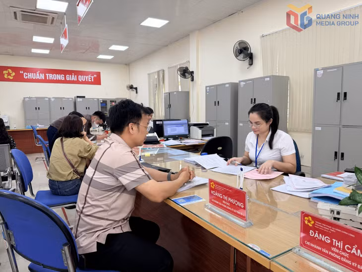 Cán bộ Trung tâm phục vụ hành chính công phường Đông Triều giải quyết thủ tục chính của người dân.