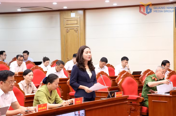 Đồng chí Nguyễn Thị Hạnh, Trưởng Ban Tuyên giáo và Dân vận Tỉnh ủy, phát biểu tại hội nghị.