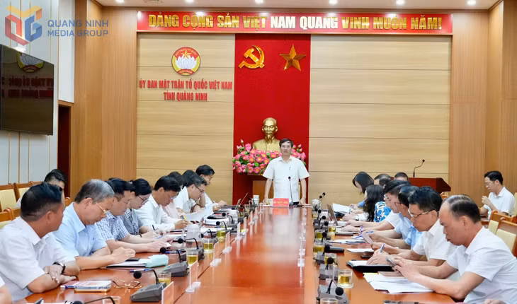 Đồng chí Vũ Quyết Tiến, Phó Bí thư Tỉnh ủy, Chủ tịch Ủy ban MTTQ tỉnh phát biểu chỉ đạo hội nghị.