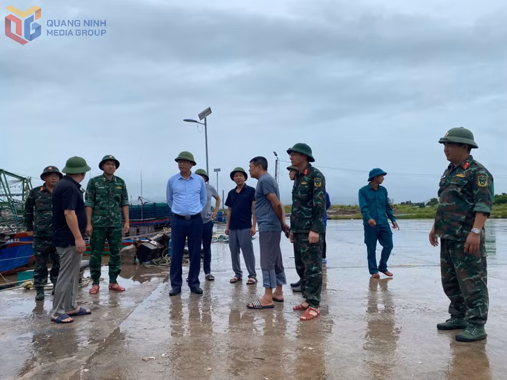 Xã Đường Hoa kiểm tra công tác neo đậu, đảm bảo an toàn cho người dân.