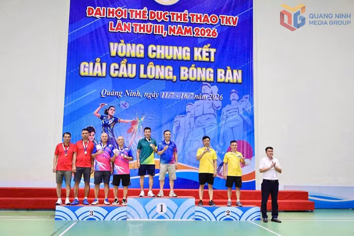 Ban Tổ chức trao giải cho các vận động viên.