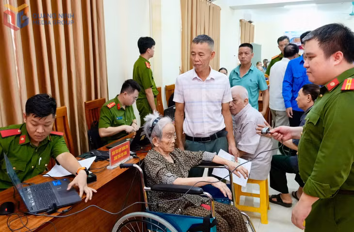 Lực lượng Công an tỉnh hỗ thực hiện xác minh sinh trắc học đối với các thân nhân liệt sĩ đến thu nhận mẫu.