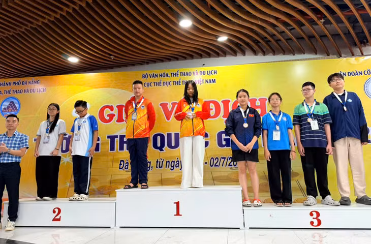 Kỳ thủ Chu Đức Huy (áo đỏ-vàng, bục số 1) xuất sắc giành HCV cá nhân U14 cờ nhanh cùng 2 HCV khác về cho đoàn Quảng Ninh.