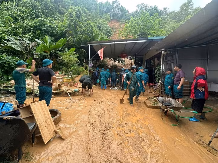 Ban CHQS phường Bắc Kạn huy động lực lượng dân quân hỗ trợ gia đình ông Bùi Đăng Linh, Tổ 12, phường Bắc Kạn bị đất đá tràn vào nhà do sạt lở taluy. (Ảnh: Duy Đức- Bộ CHQS tỉnh Thái Nguyên)