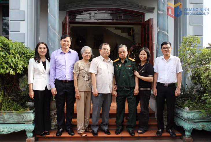 Đồng chí Bí thư Tỉnh ủy chụp ảnh cùng gia đình Thương binh Trần Duy Nhiên.