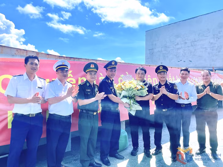 Các đơn vị chức năng của cảng Cẩm Phả tặng hoa chúc mừng Công ty TNHH Schenpens Supply Chain Việt Nam nhân dịp thông quan lô hàng đá xây dựng đầu tiên qua cảng.
