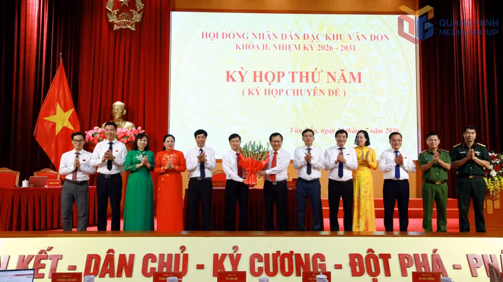 Các đồng chí lãnh đạo đặc khu Vân Đồn tặng hoa chúc mừng đồng chí Phạm Xuân Đài, Phó Bí thư Đảng ủy, Chủ tịch UBND đặc khu Vân Đồn.